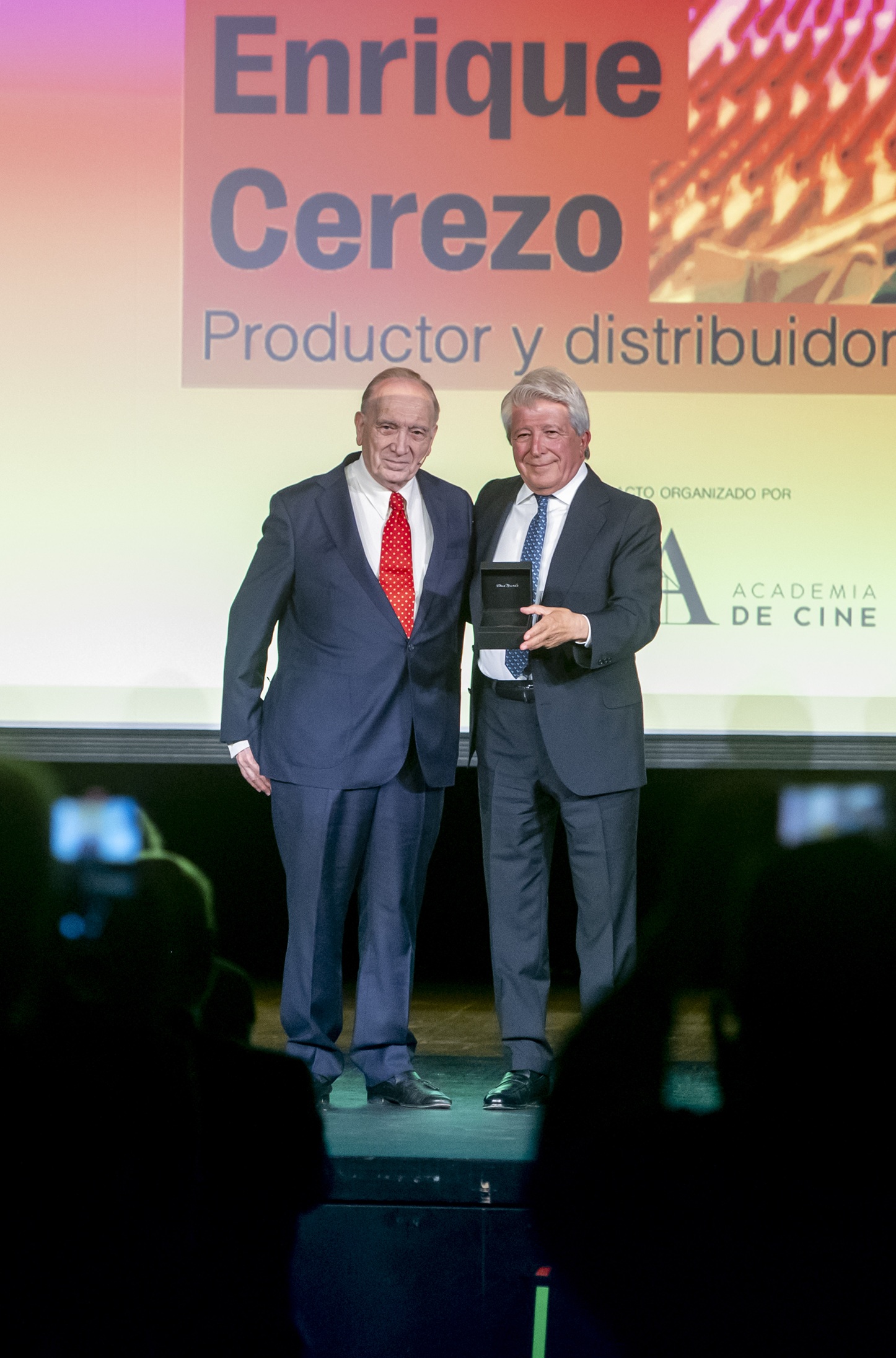 <b>ENRIQUE CEREZO RECOGE LA MEDALLA DE ORO DE LA ACADEMIA DEL CINE</b>
