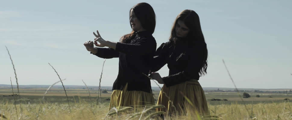 MUDRAS. BAILANDO HILOS INVISIBLES