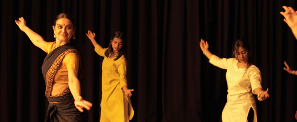 MUDRAS. BAILANDO HILOS INVISIBLES